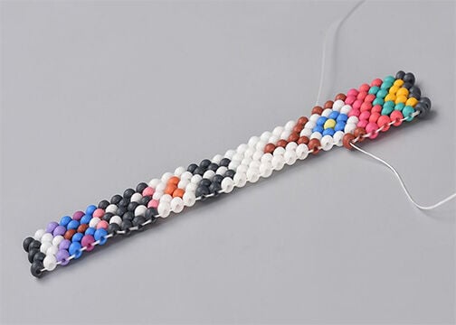 Side view of five columns of seed beads, stitched together with an additional quarter-column on both sides